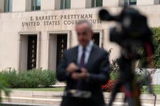 Juez ordena a la Casa Blanca que restablezca el acceso a los medios vetados por Trump