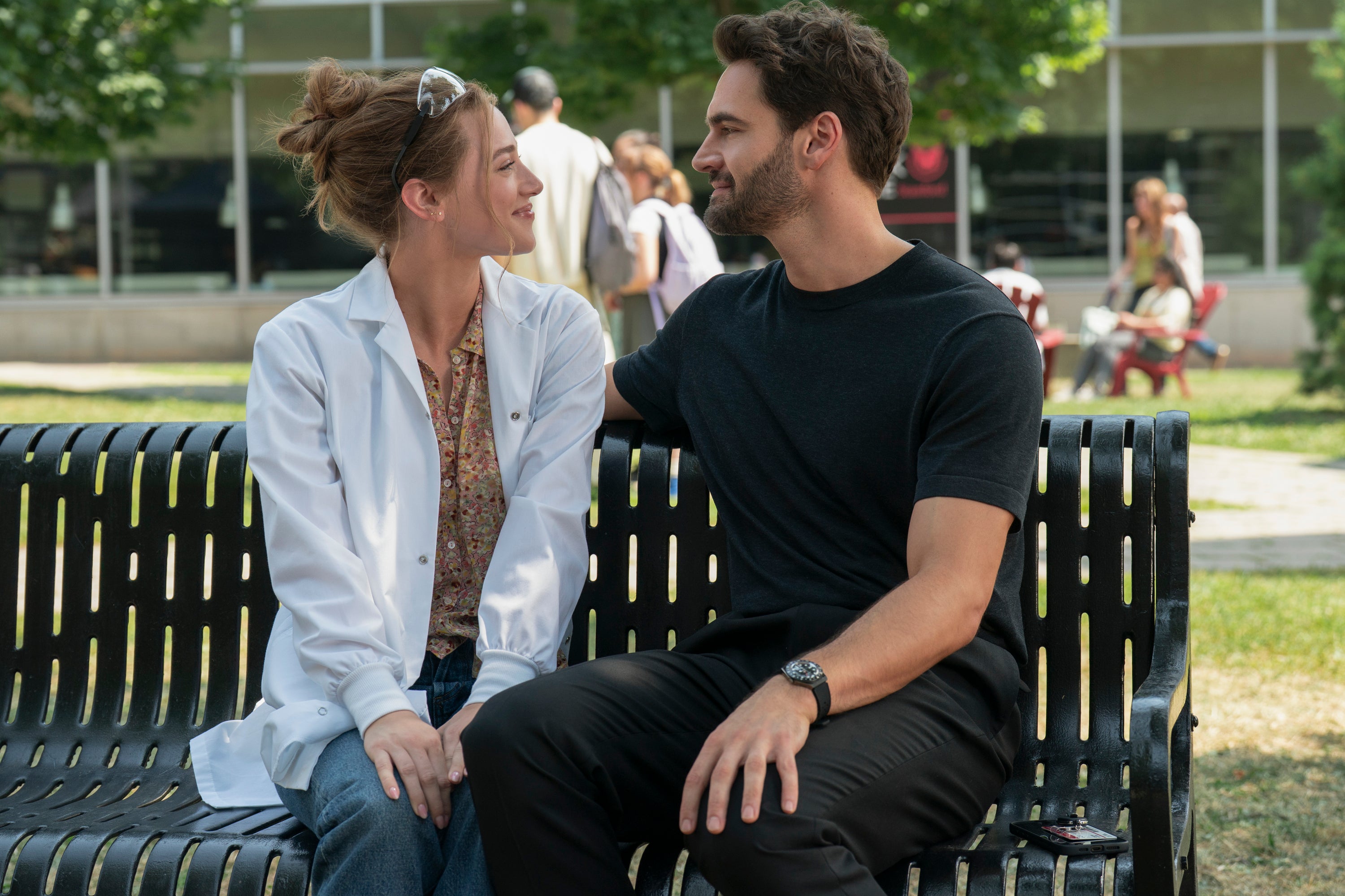Lili Reinhart y Tom Bateman interpretan a una pareja que finge estar en una relación en la película ‘La teoría del amor’ de Amazon Prime Video