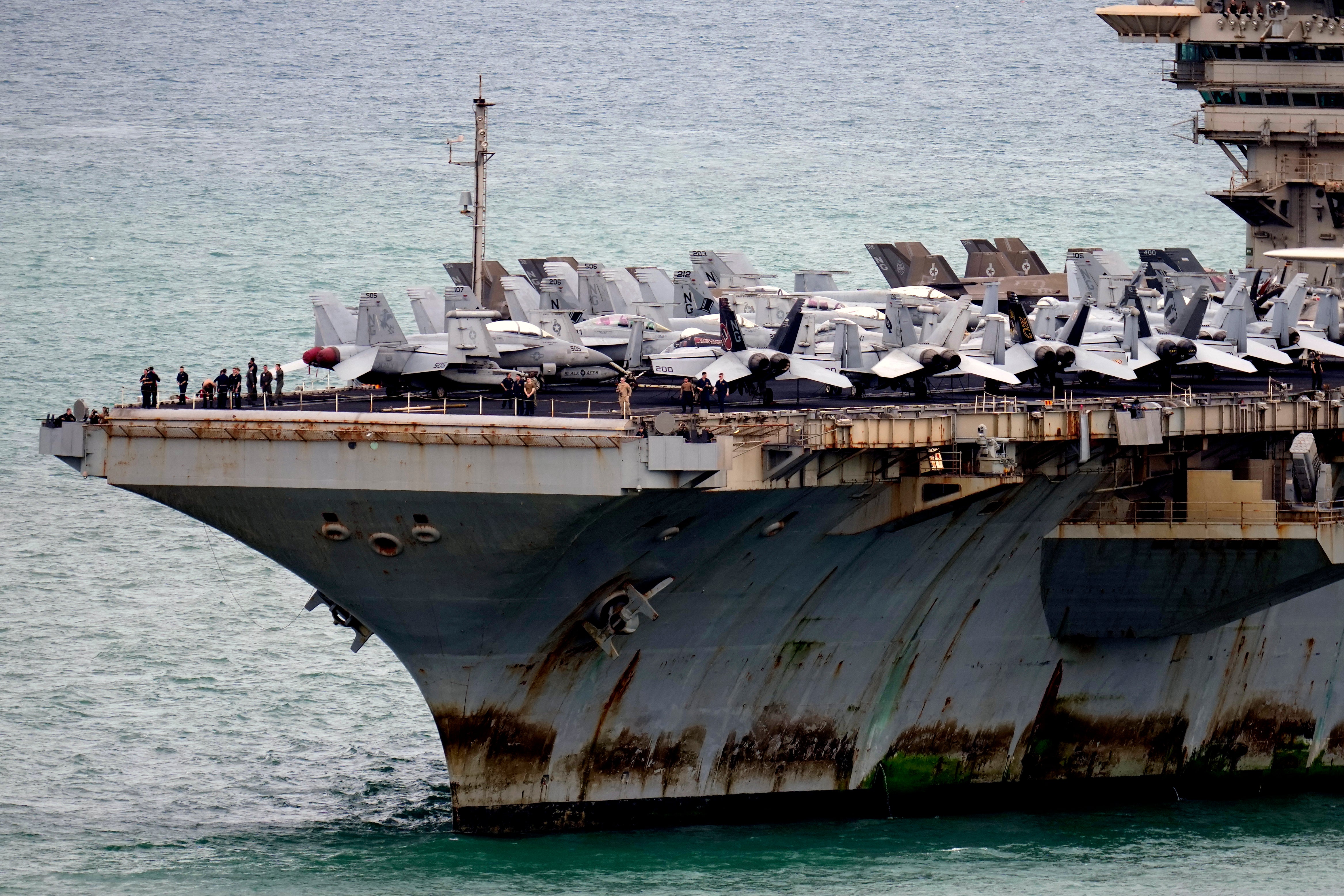 Ocho marineros intentaron suicidarse en grupo de atribulado portaaviones de EEUU
