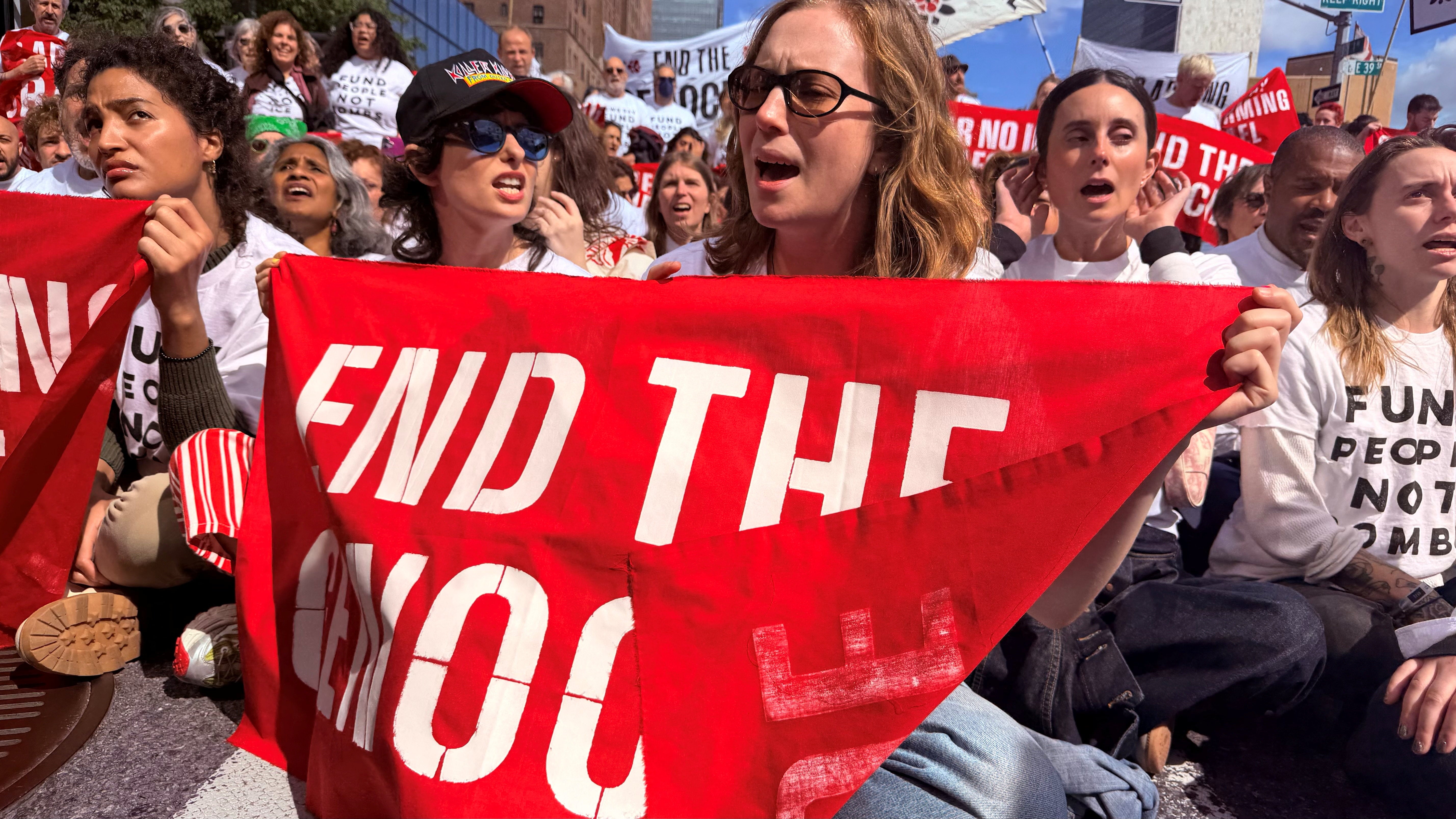 Hannah Einbinder, protagonista de ‘Hacks’, sostuvo una bandera con el mensaje “Pongan fin al genocidio” frente a la sede de la ONU