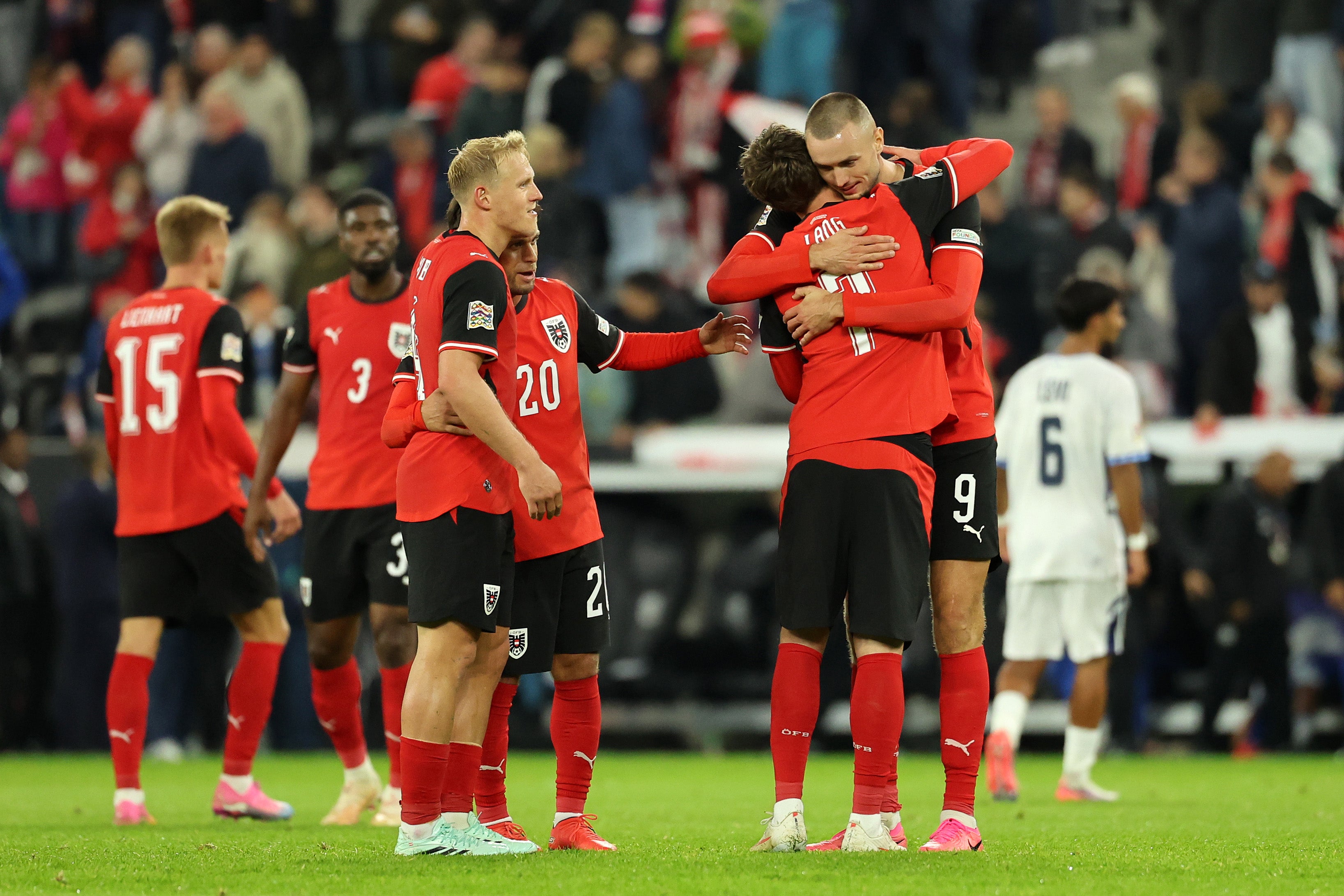 Austria marcó dos goles en los últimos minutos y ganó el partido por 3-1