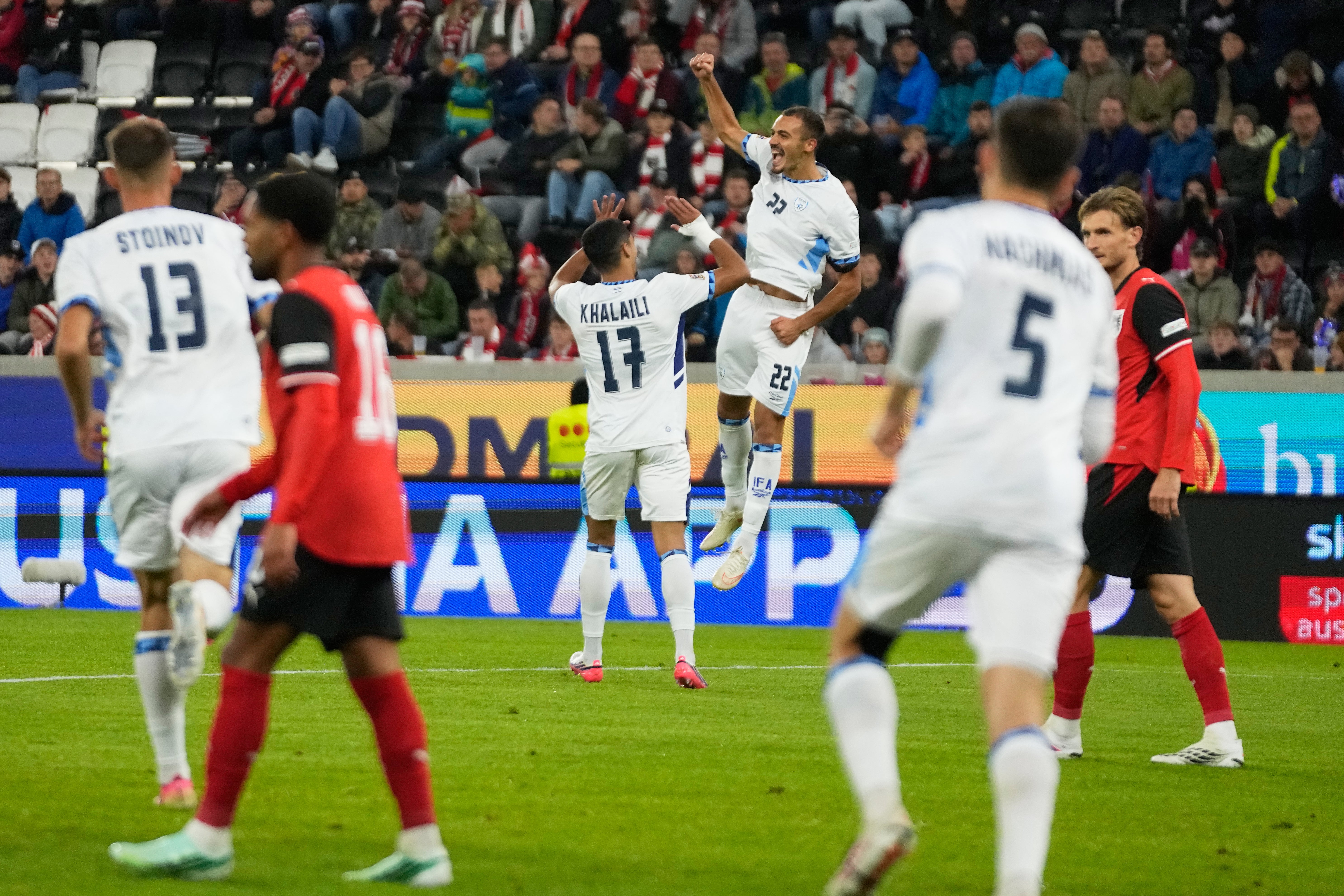 Saied Abu Farchi marcó un gol para Israel, pero fue expulsado por hacer un gesto con las manos a modo de pistola
