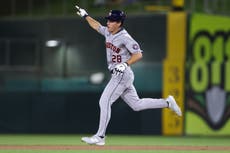 Spence 3 jonrones y Astros vencen 7-5 a Atléticos para seguir vivos