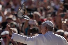 León XIV viaja a una Francia laica con un llamado a respetar la dignidad de toda vida humana