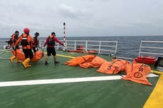 Buzos recuperan 52 cuerpos de un transbordador que naufragó en Indonesia tras días de búsqueda