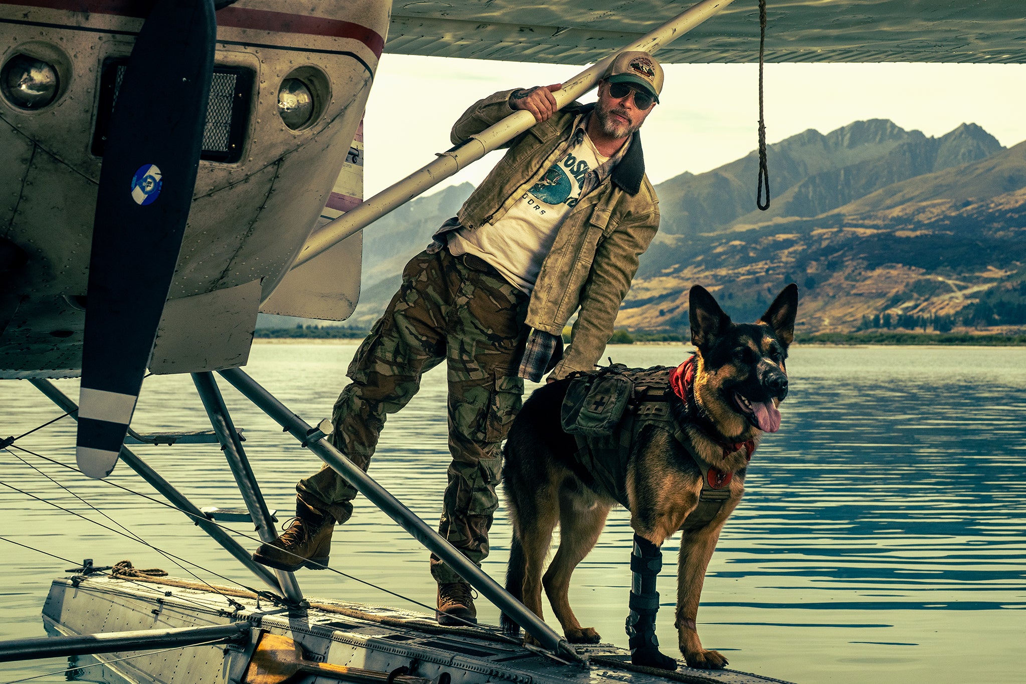 Compañero fiel: Brad Pitt junto a su perro en ‘El corazón de la bestia’