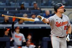 Alonso pega 2 jonrones y toma el liderato de la AL con Orioles que aplastan 10-2 a Yankees