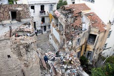 Rescatistas sacan a 4 personas inconscientes de edificio caído cerca de la Acrópolis de Atenas