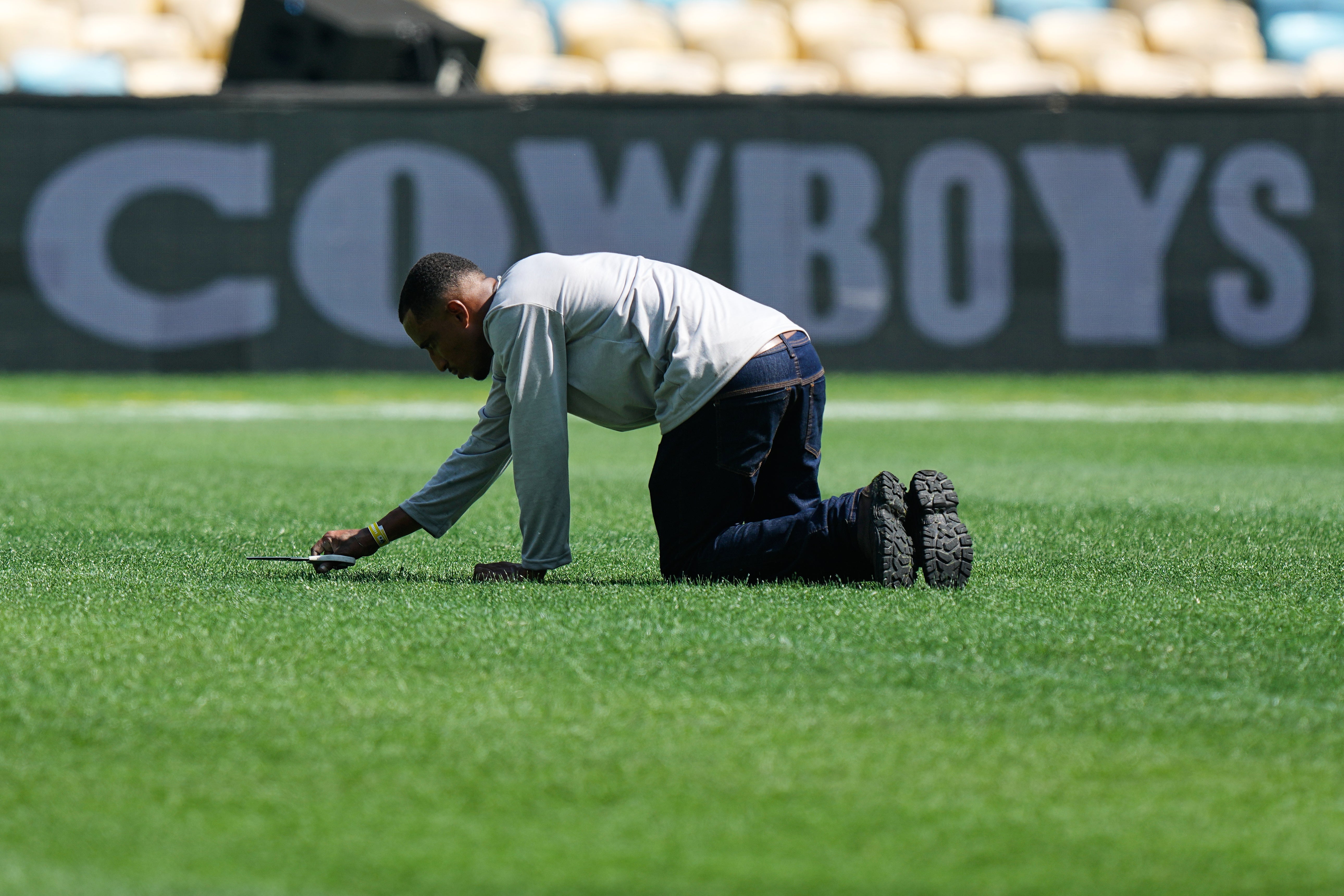 Siguen recortando césped del Maracaná antes del Cowboys-Ravens. Río se alista para la NFL