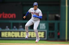 El jardinero izquierdo de Mets, Juan Soto, sale del juego tras pelotazo en la mano derecha