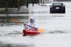 Potente tormenta causa inundaciones costeras y deja sin luz a partes del noreste de EEUU