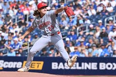 Lowder consigue su primera victoria desde agosto y Rojos vencen 5-1 a Azulejos