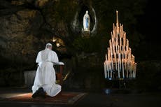 El papa lleva un mensaje de proteger la vida al santuario francés de Lourdes
