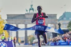 Guye Adola gana el Maratón de Berlín y Tigst Assefa se queda al borde del récord femenino