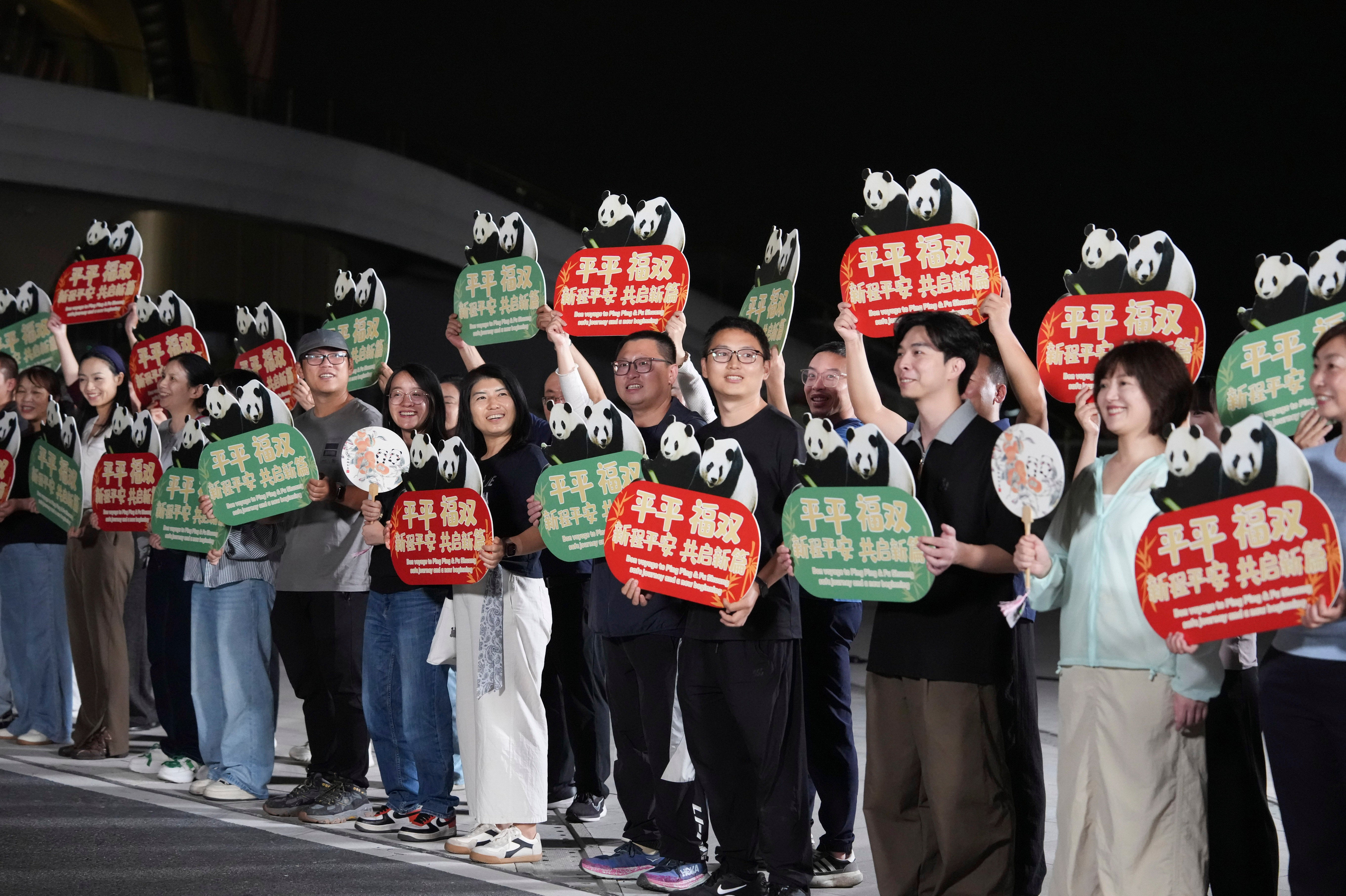 Los aficionados se agolparon en las calles para despedir a los dos pandas en su partida de China