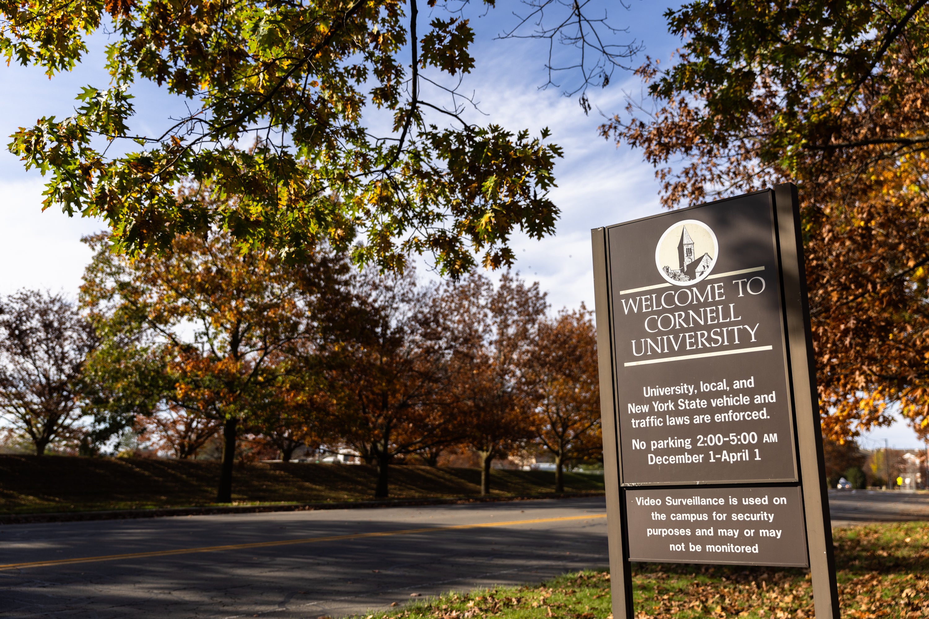 La Universidad de Cornell expulsó a dos estudiantes tras una investigación del Título IX sobre una presunta agresión sexual, pero nuevos documentos judiciales revelan que a otros se les permitió escribir ensayos para reducir sus sanciones. El periódico estudiantil calificó esa respuesta de ‘denigrante’