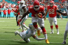 Kenneth Walker logra 2 touchdowns y Chiefs vencen 24-10 a Dolphins tras lesión de Achane