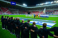 Jugadores de Irlanda usan brazaletes negros y evitan saludos en partido ante Israel