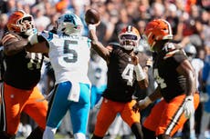 Deshaun Watson impulsa una remontada tardía y los Browns vencen 21-18 a los Panthers