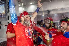 Tras rozar el colapso, los Filis se llevan el último comodín de la Liga Nacional