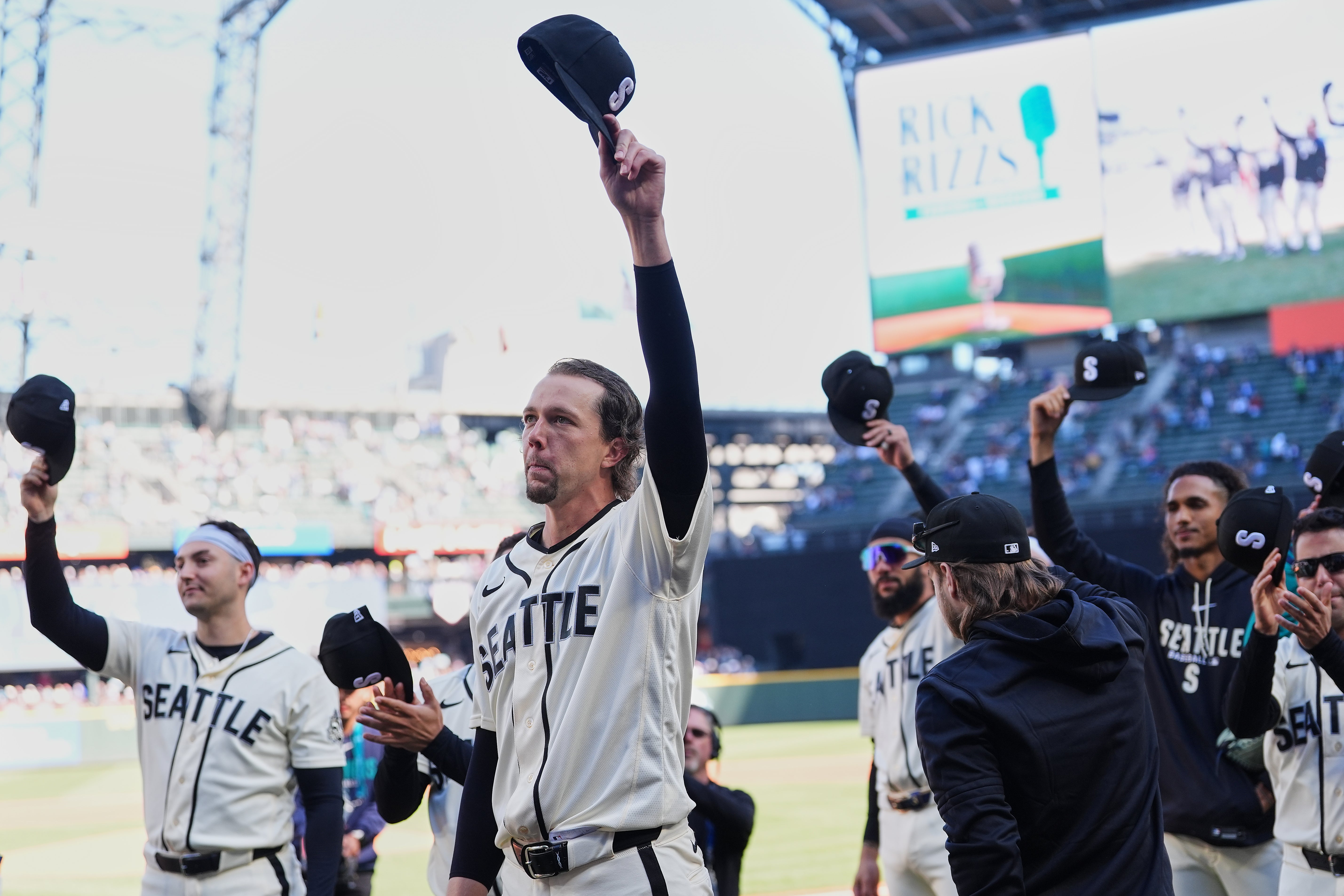Gilbert domina con 4 entradas sin hit y Seattle cierra la temporada con triunfo 7-3