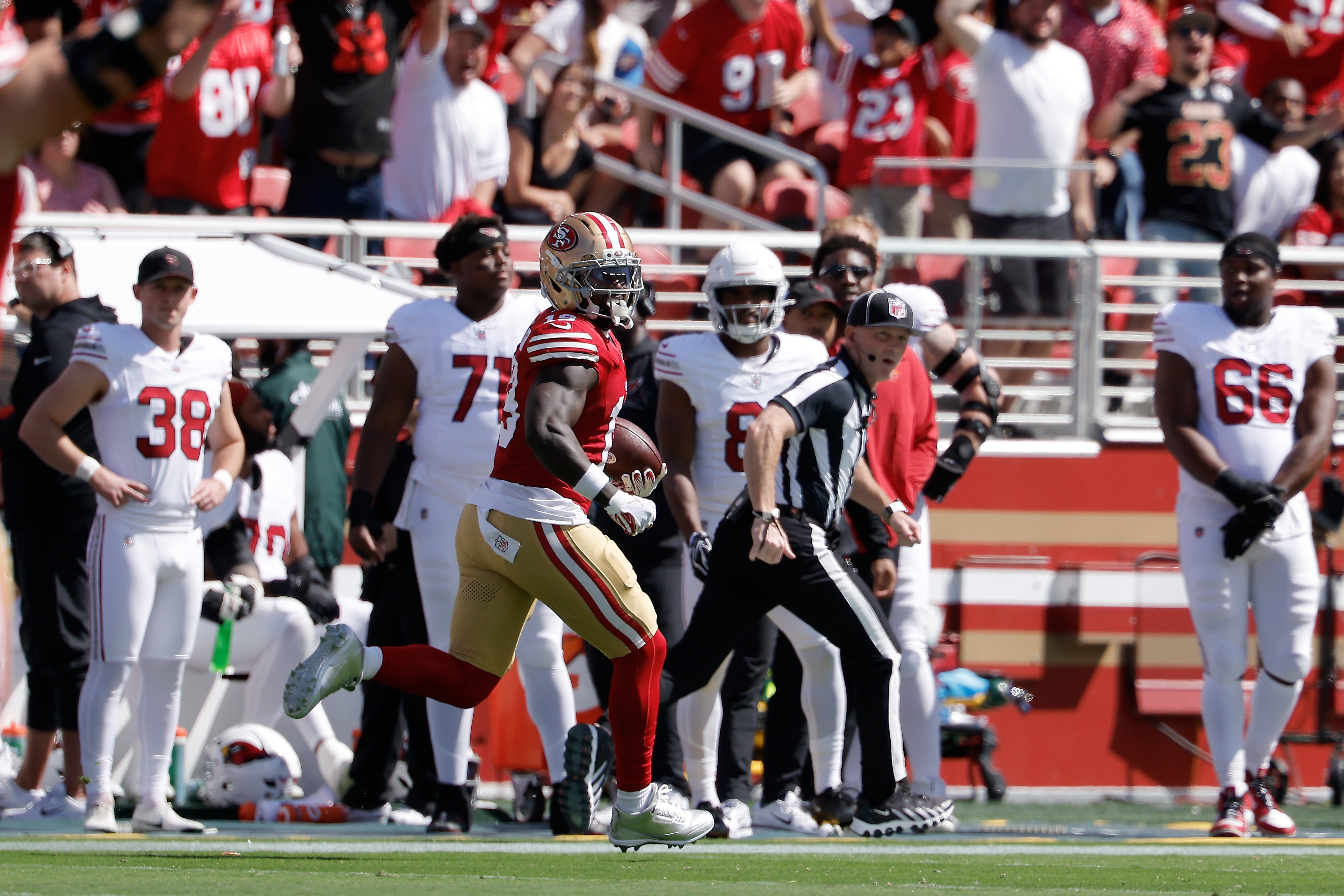 Purdy lanza 4 pases de anotación y guía a los 49ers diezmados a vencer 36-30 a Cardinals