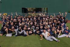 Astros se recuperan tras estar 11 juegos bajo .500 y ganan el Oeste de la LA con 81-81