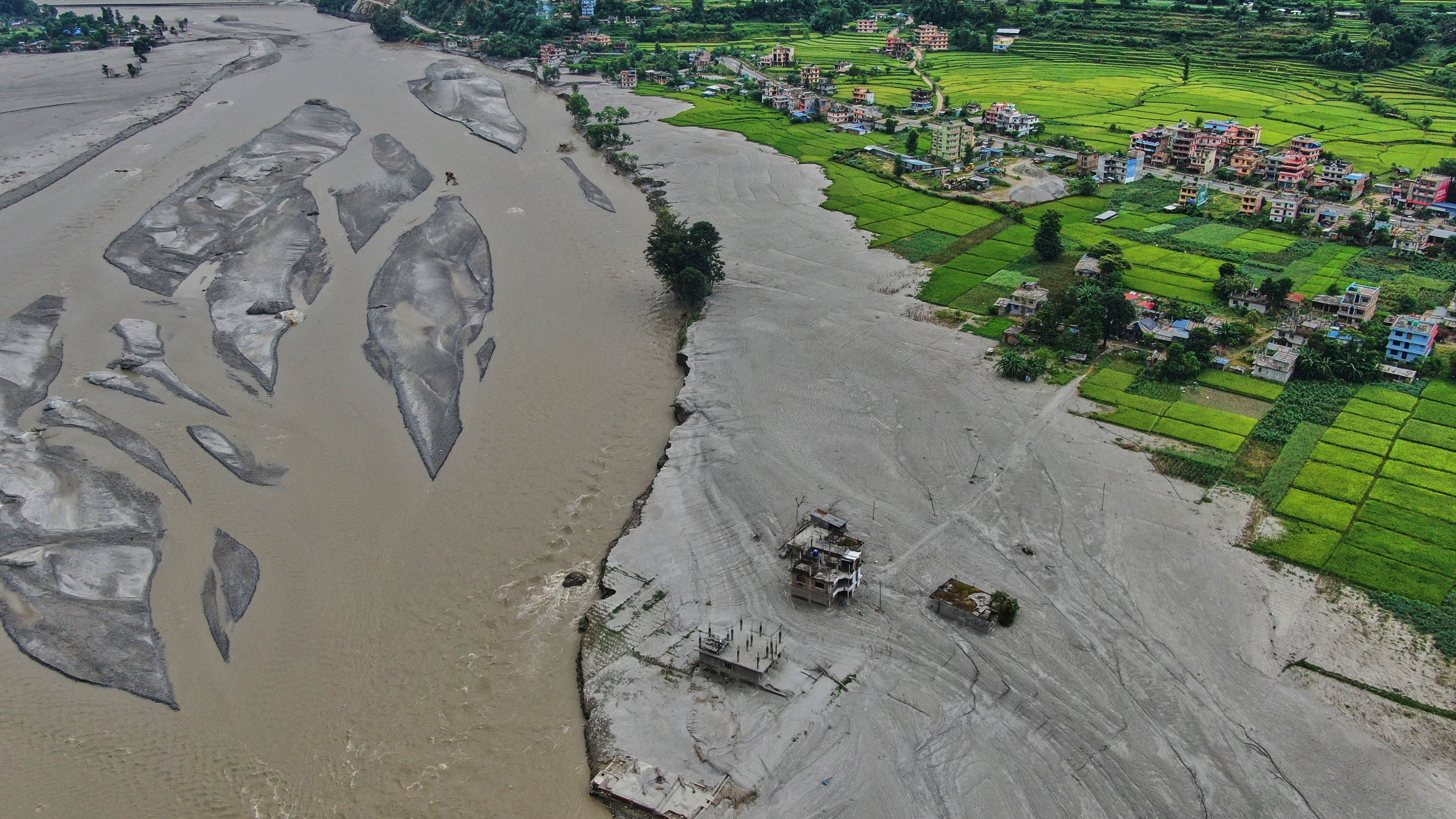 Tierras agrícolas cubiertas de lodo tras las inundaciones repentinas en Galchi, Nepal