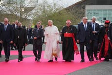 El papa insta a líderes religiosos en Francia a predicar la paz y recuerda la unidad europea