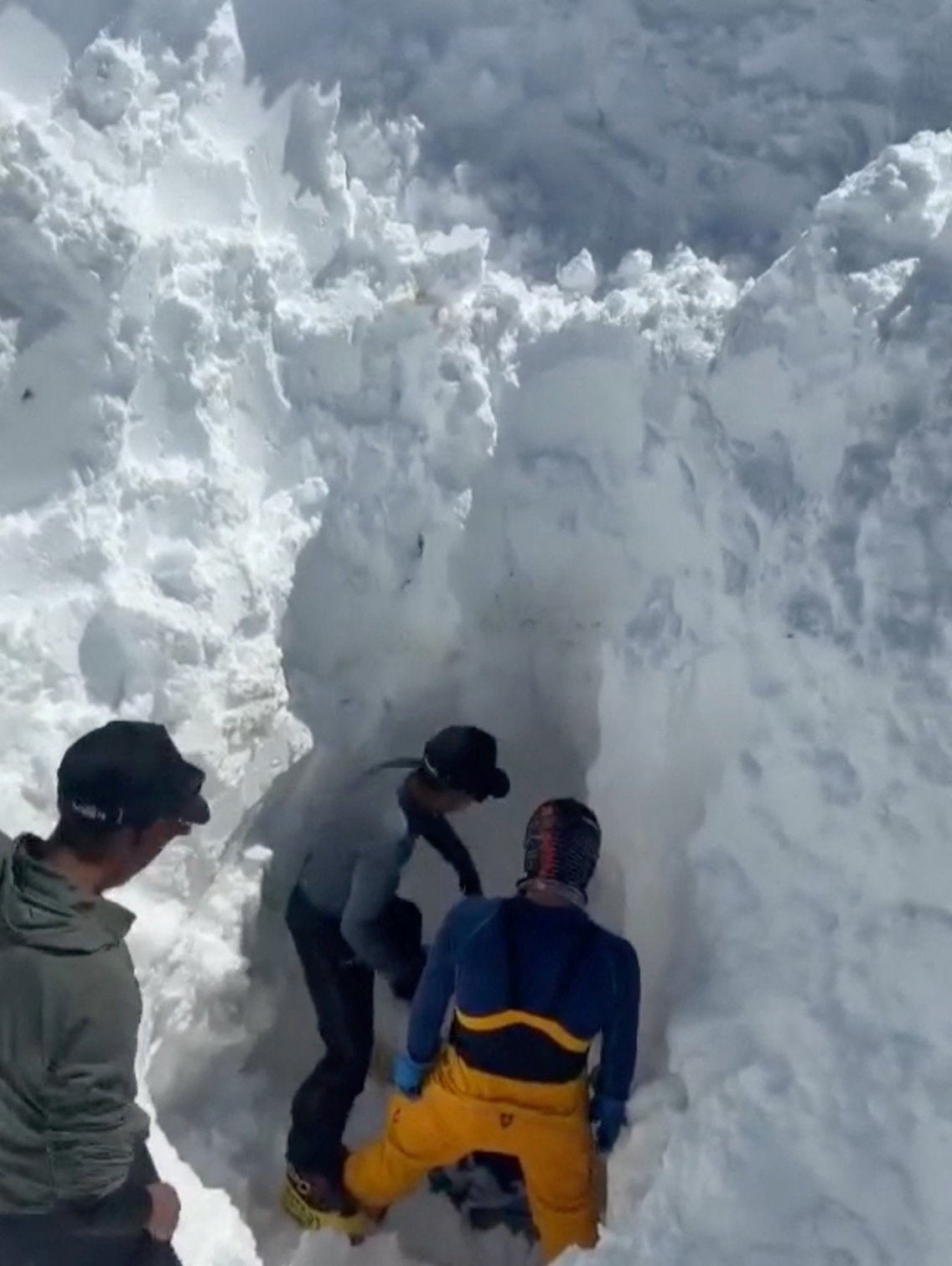Los equipos de rescate buscan supervivientes después de que una avalancha sepultó el campamento base del Himlung, en Nepal, el 28 de septiembre de 2026, lo que provocó la desaparición de varios escaladores y miembros del personal de apoyo