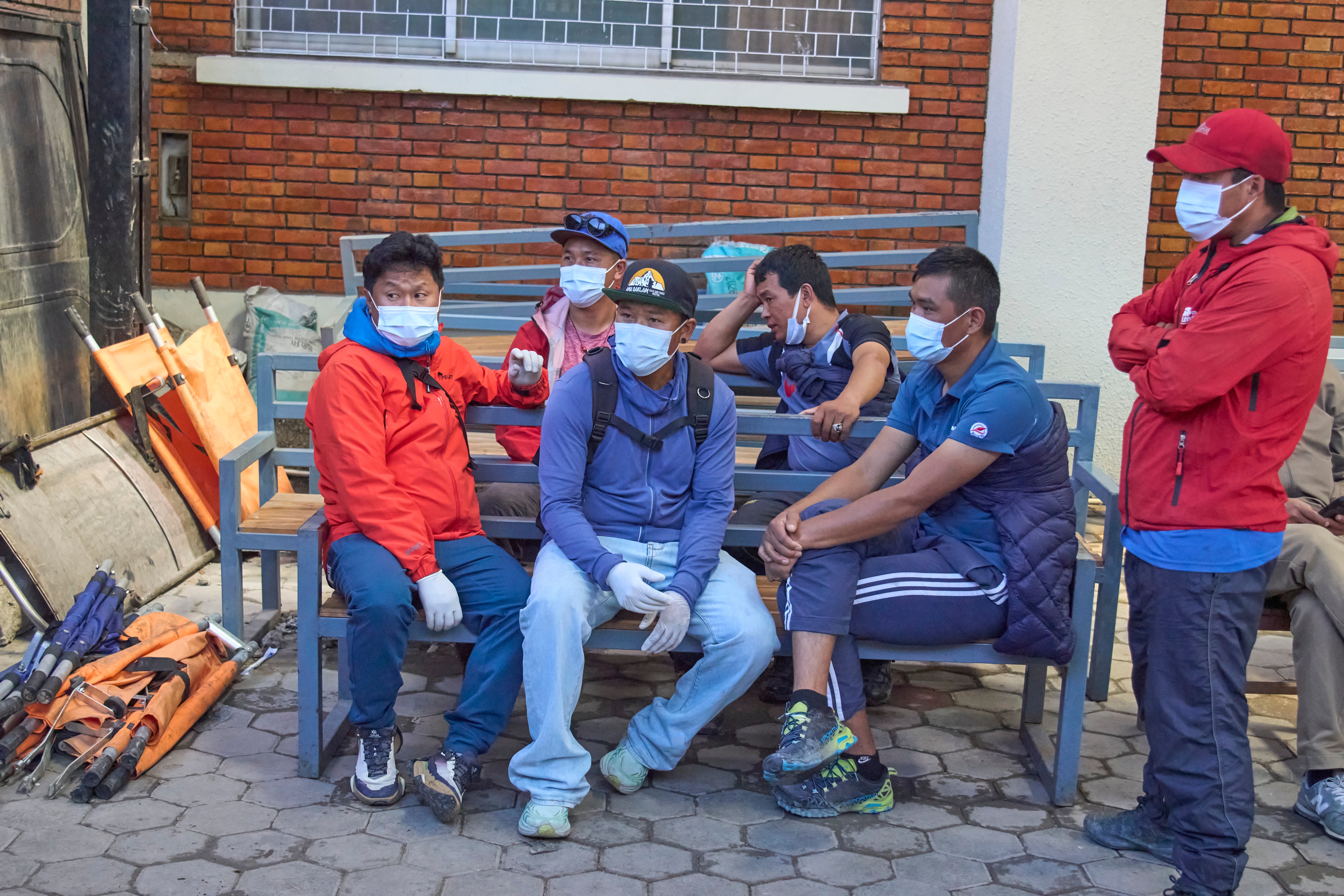 Los familiares y amigos de los alpinistas nepalíes se reúnen mientras los cuerpos de los alpinistas nepalíes, rescatados tras una avalancha en el monte Himlung, yacen en el depósito de cadáveres de un hospital de Katmandú, Nepal