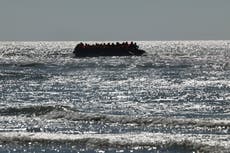 Mueren un niño y dos mujeres en embarcación de migrantes desde Francia a Gran Bretaña