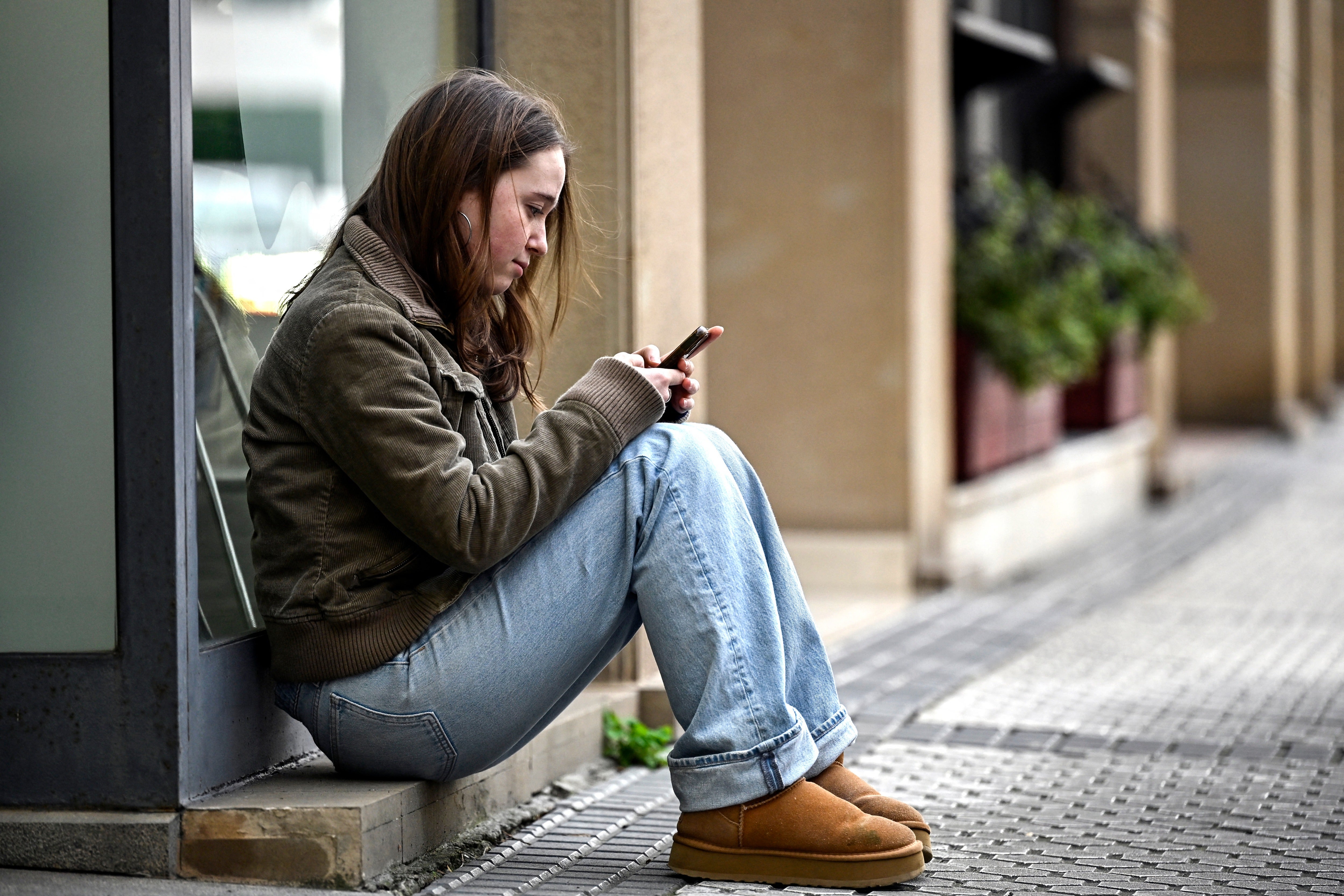 Una niña utiliza su ‘smartphone’ en la ciudad vasca española de San Sebastián en febrero. Los expertos insisten en que los padres tengan en cuenta los efectos de los teléfonos inteligentes en la salud de sus hijos