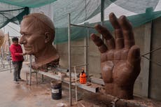 Escultor elabora una estatua gigante de León XIV contando los días que faltan para su llegada a Perú