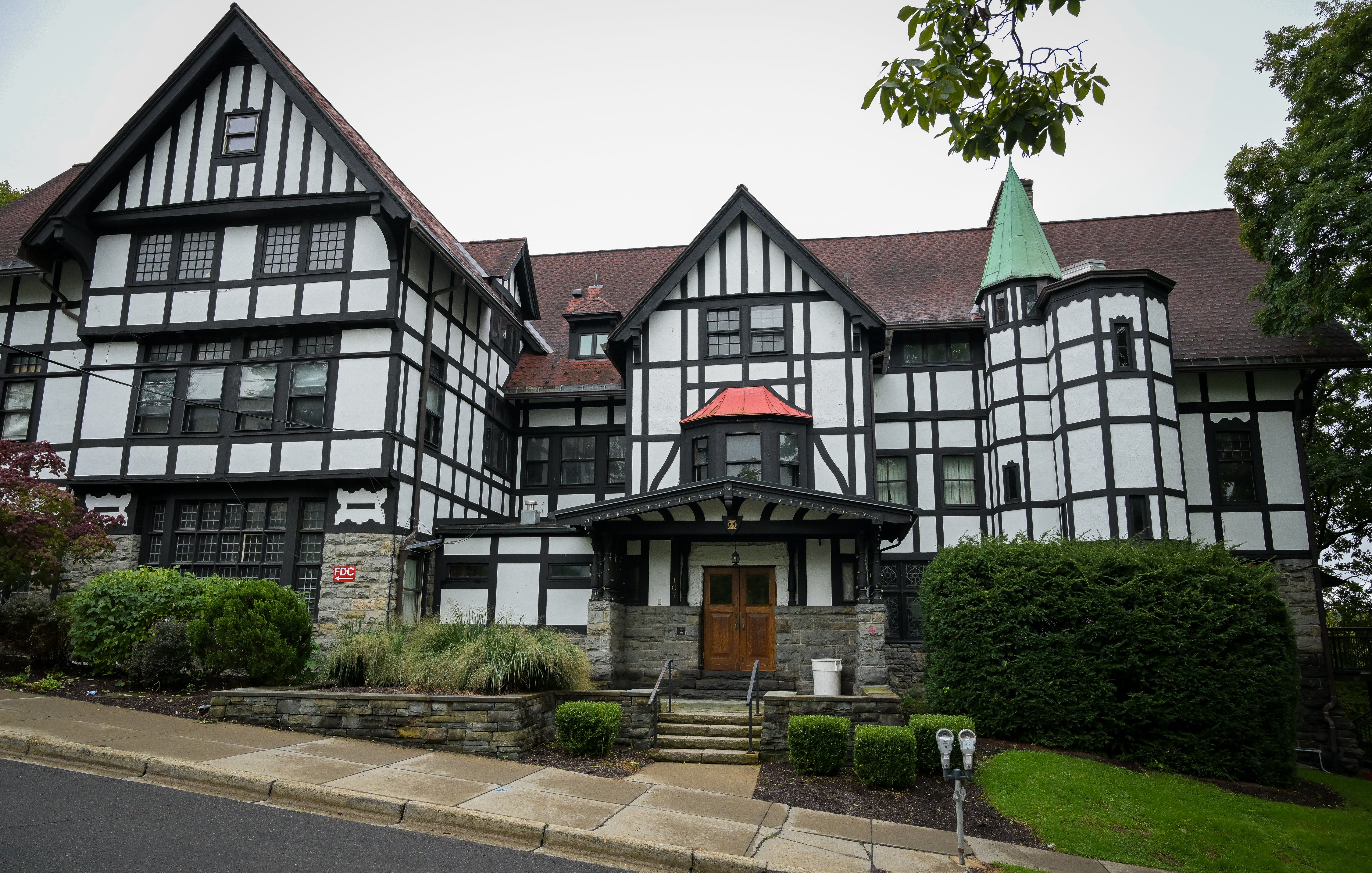 La exestudiante presentó una demanda a principios de este mes en la que alega que fue drogada y violada en grupo por siete miembros de la fraternidad Chi Phi (en la imagen) de Cornell en octubre de 2024