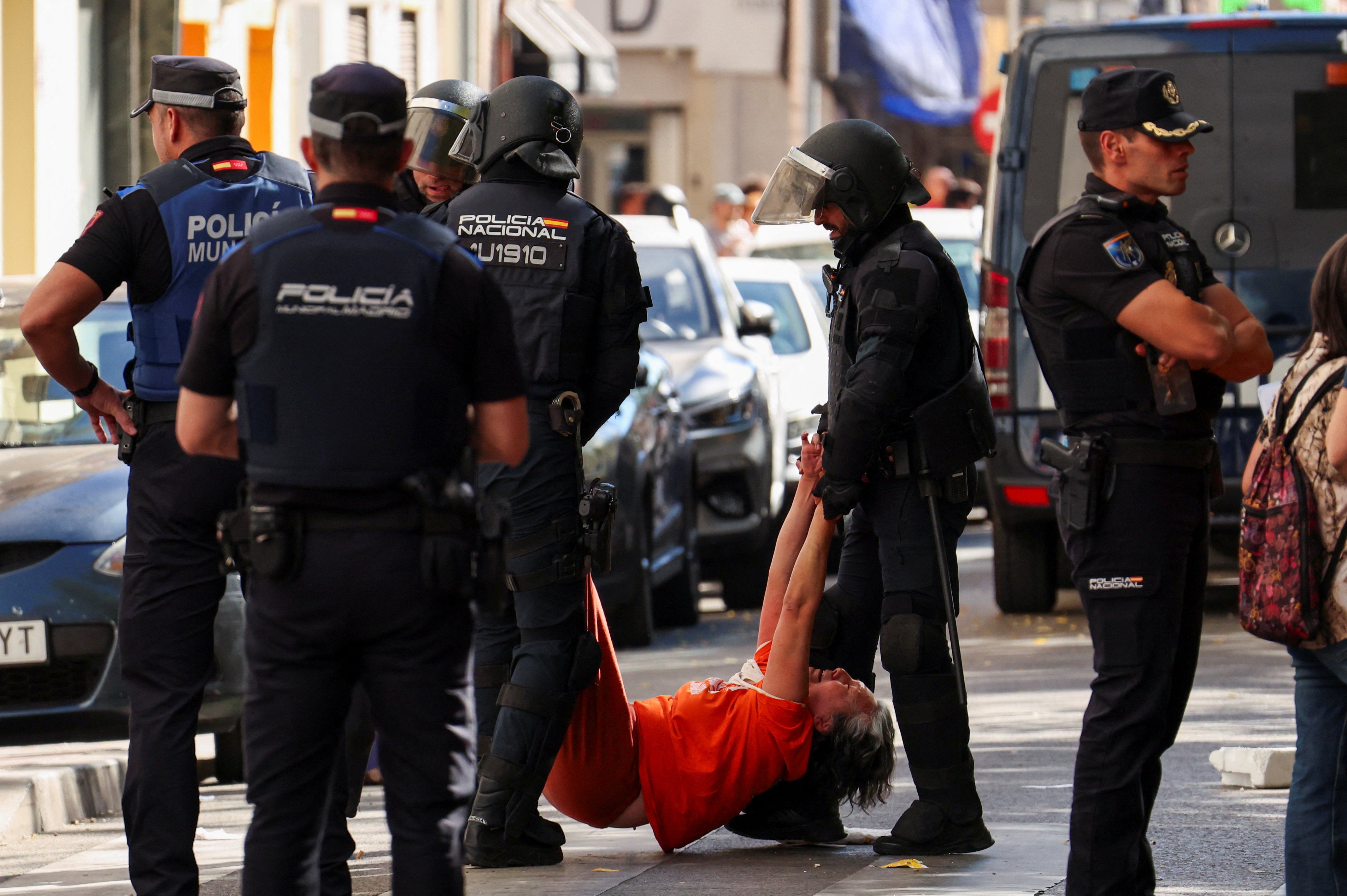 La policía antidisturbios española se lleva a uno de los activistas que intentaban impedir el desahucio de Maricarmen Abascal, de 87 años