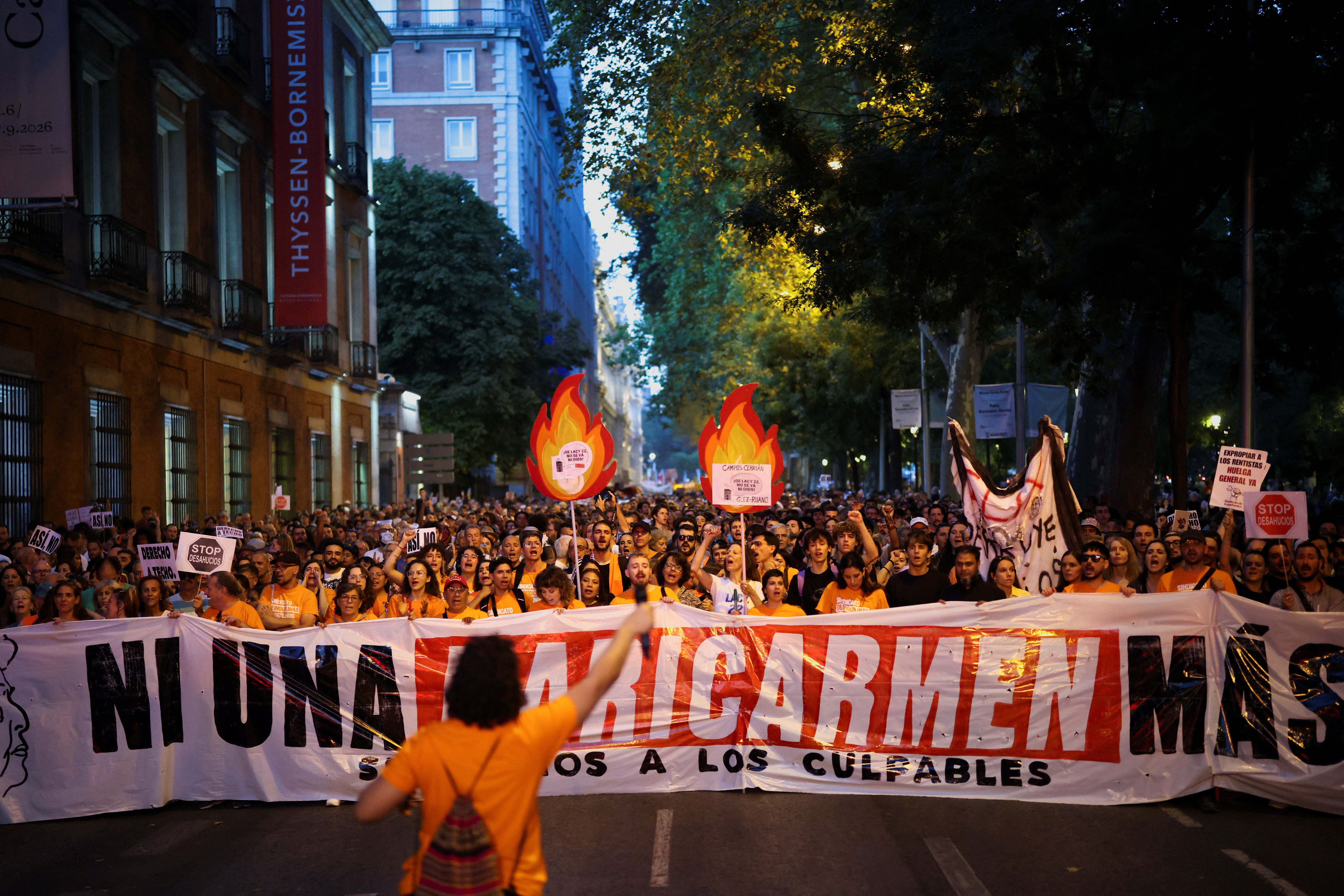 Los manifestantes sostienen una pancarta en la que se lee: “Ni una sola Maricarmen más” durante una protesta contra la crisis de la vivienda en España