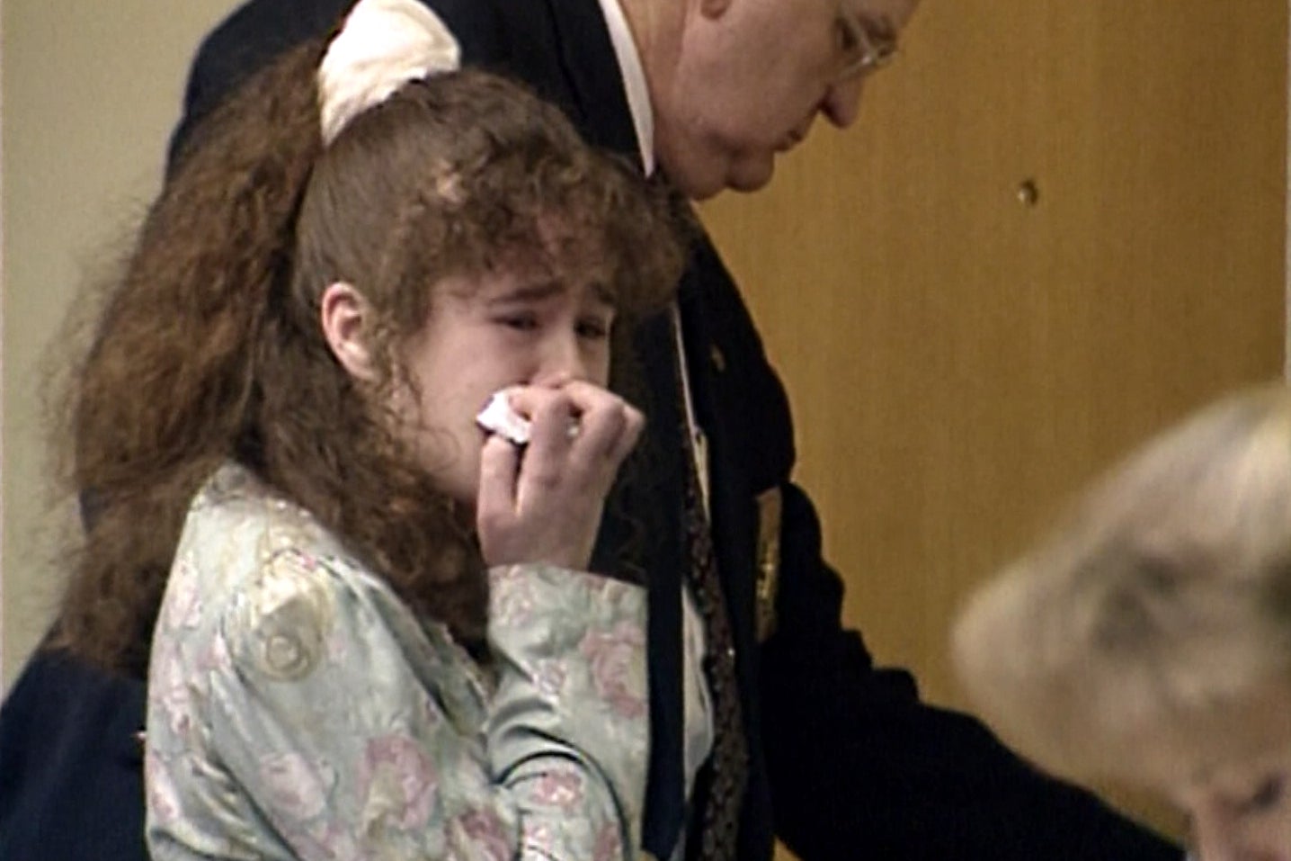 Christa Pike llora en el tribunal tras ser condenada a muerte el 30 de marzo de 1996