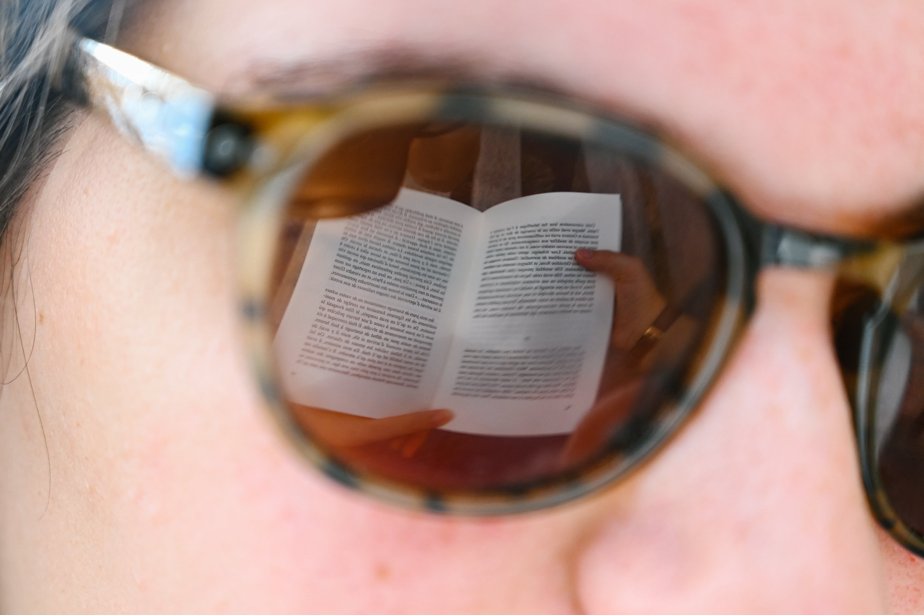 Alrededor del 54 % de los estadounidenses de entre 16 y 74 años tienen un nivel de lectura equivalente o inferior al de sexto de primaria, lo que podría dificultarles la comprensión de las facturas médicas, las ayudas económicas y las opciones de pago