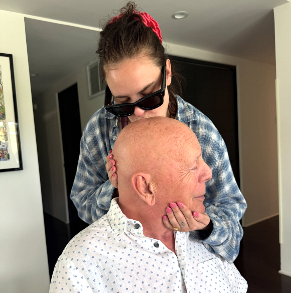 Tallulah Willis publicó una tierna foto en la que besa la cabeza de su padre, Bruce