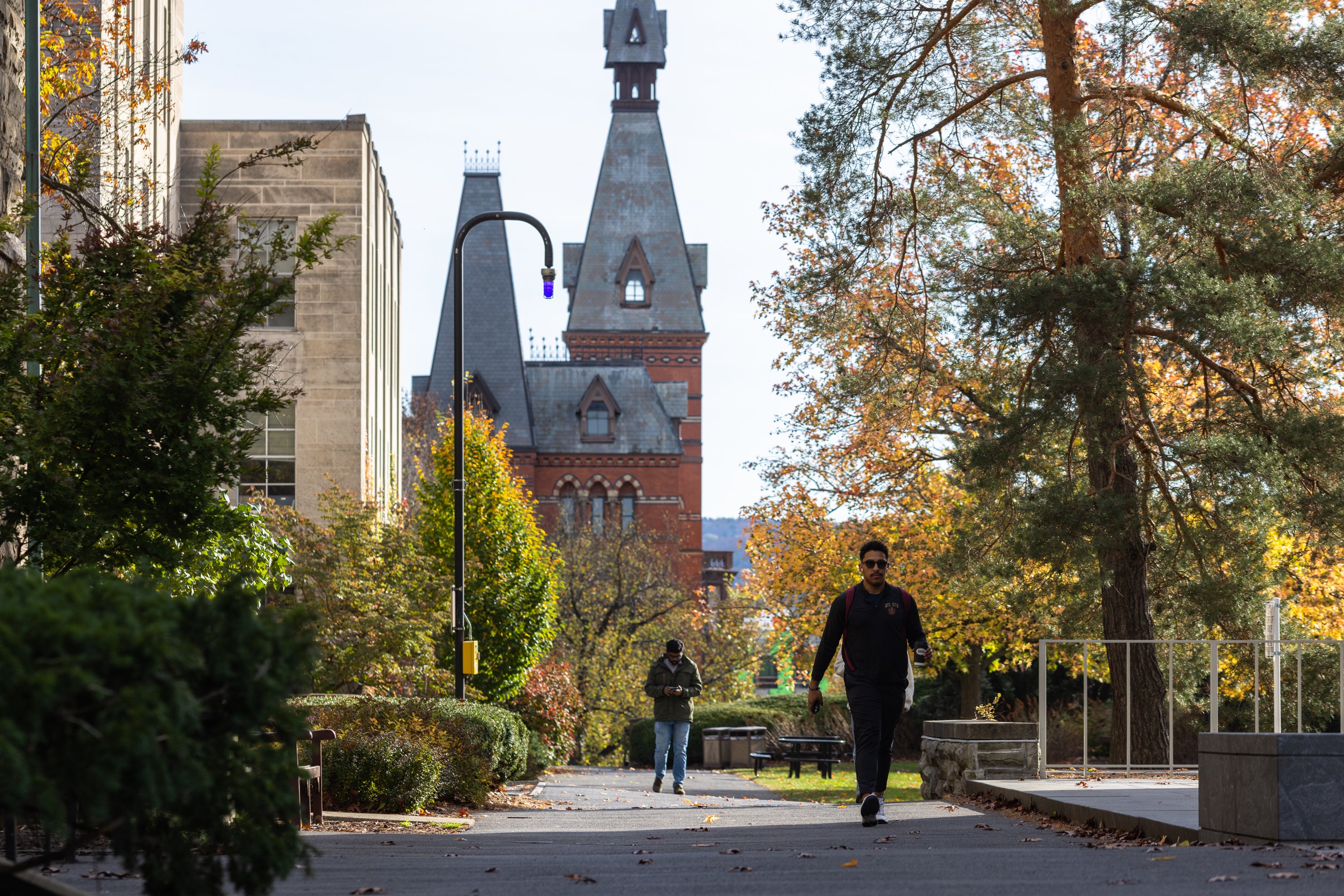 En un comunicado, Cornell afirmó que se toma las denuncias de violencia sexual con “suma seriedad”, y que clausuraron la fraternidad Chi Phi en 2024 y ya no tiene permitido estar en el campus
