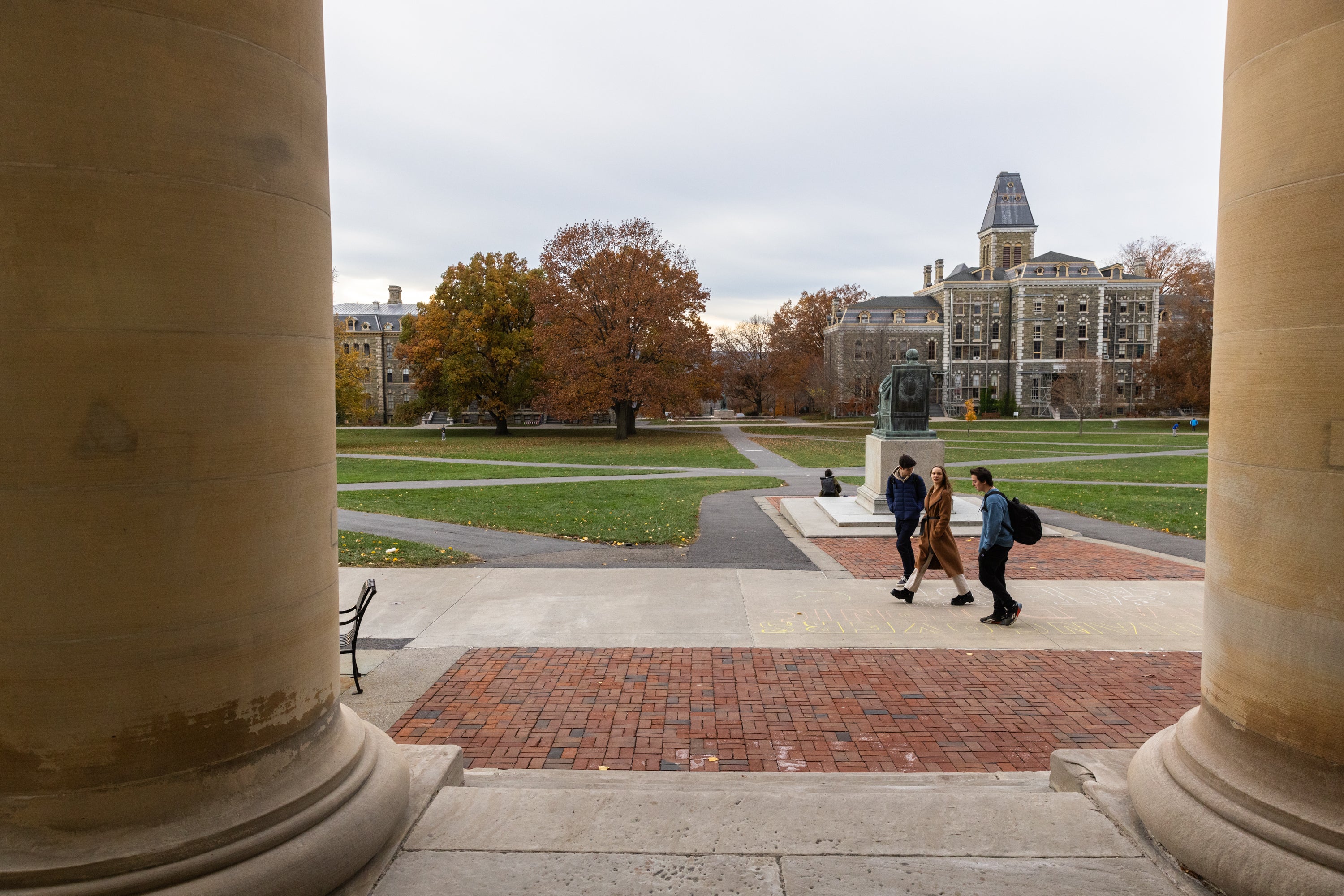 Según un informe interno, alrededor del 23 por ciento de las estudiantes de pregrado y el 9 por ciento de los estudiantes de pregrado declararon haber sufrido agresiones sexuales en algún momento durante su estancia en Cornell