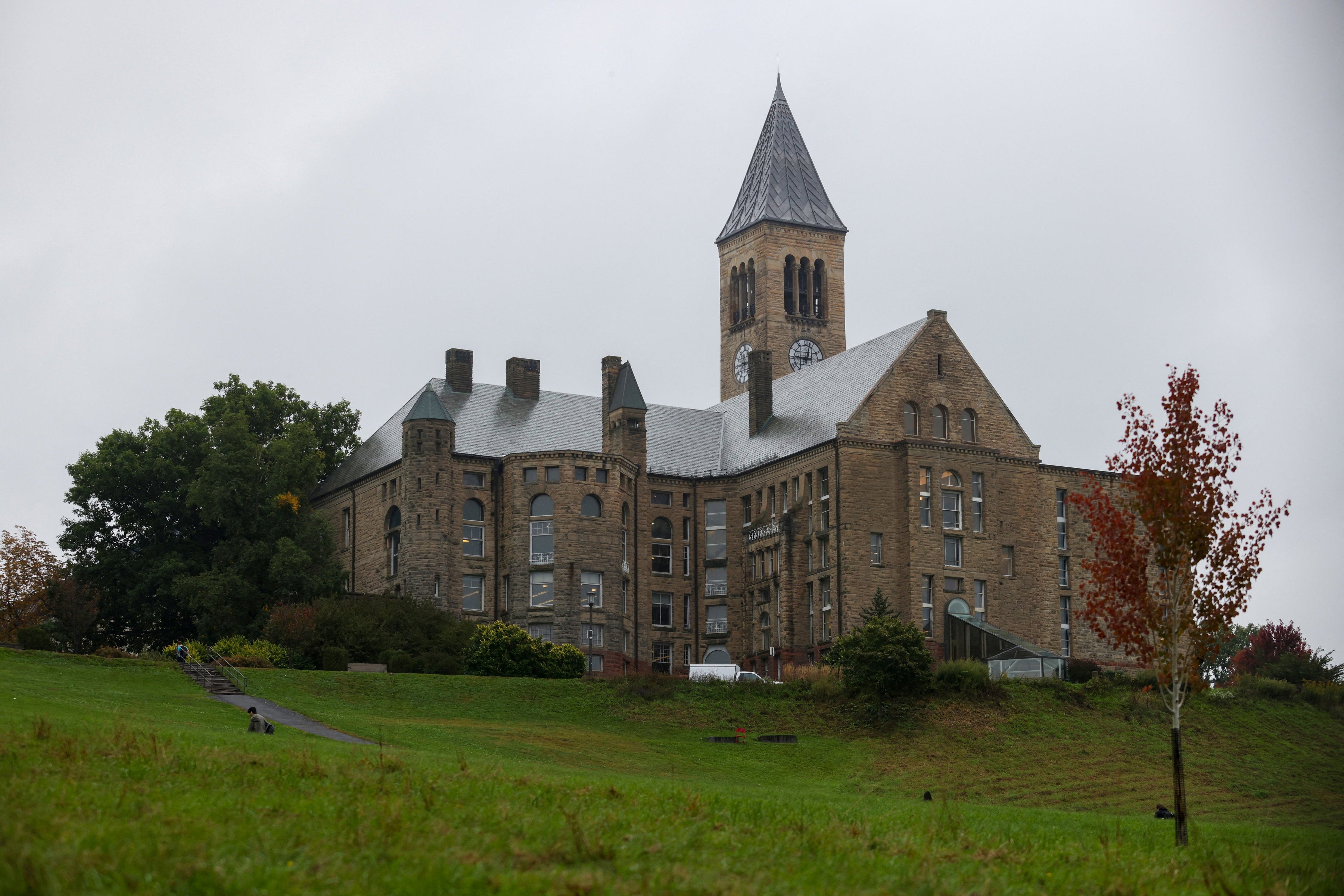 El abogado de la víctima afirma que la Universidad de Cornell se negó a reembolsarle la matrícula tras el incidente, lo que la obligó a pasar otro semestre en el campus cerca de sus presuntos agresores
