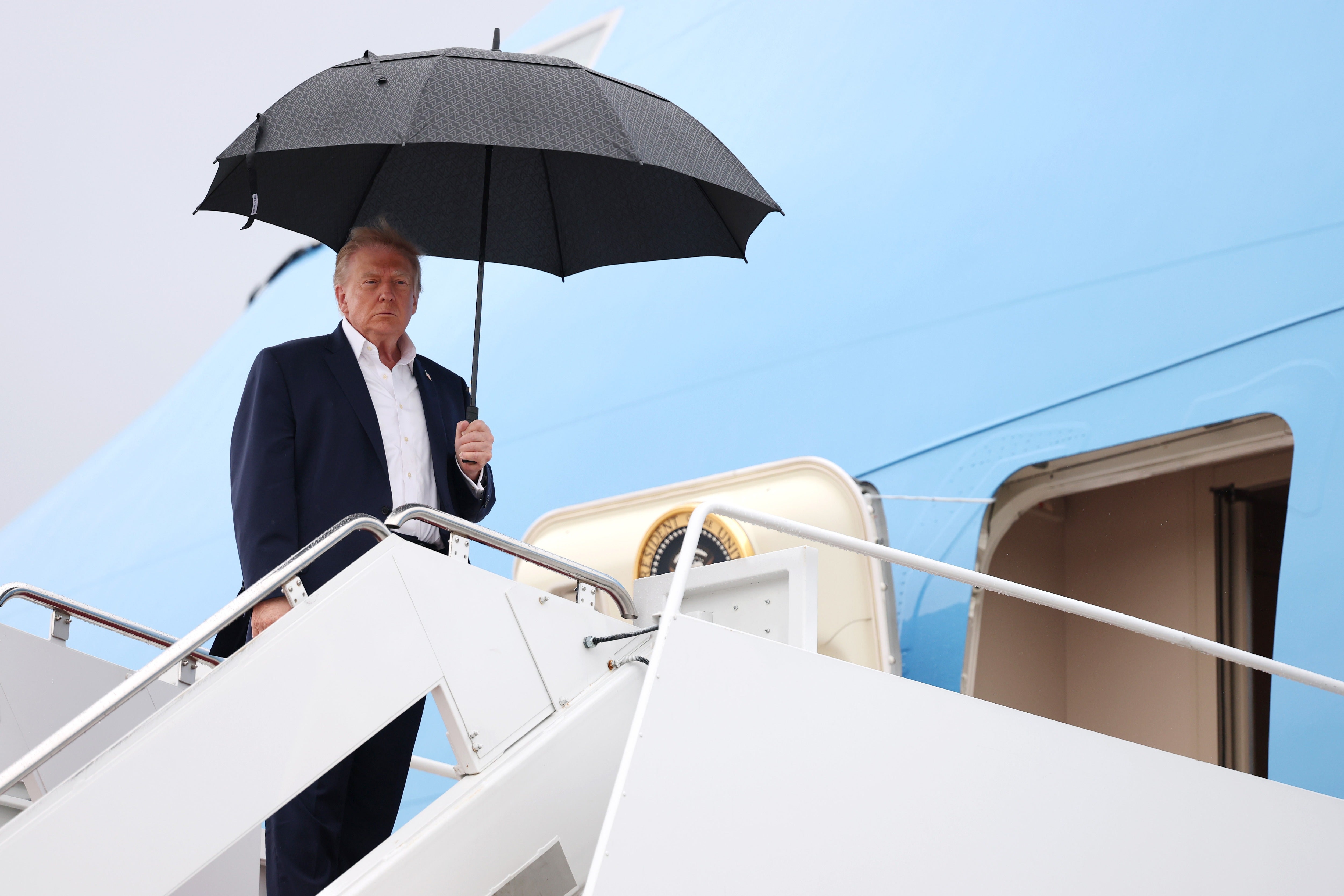 Harp, quien se unió al equipo de Trump en 2022, quedó en el centro de la atención política el mes pasado después de que se informara que fue una de las pocas personas que viajaron con Trump durante una evacuación secreta del Air Force One ante una posible amenaza de asesinato por parte de Irán