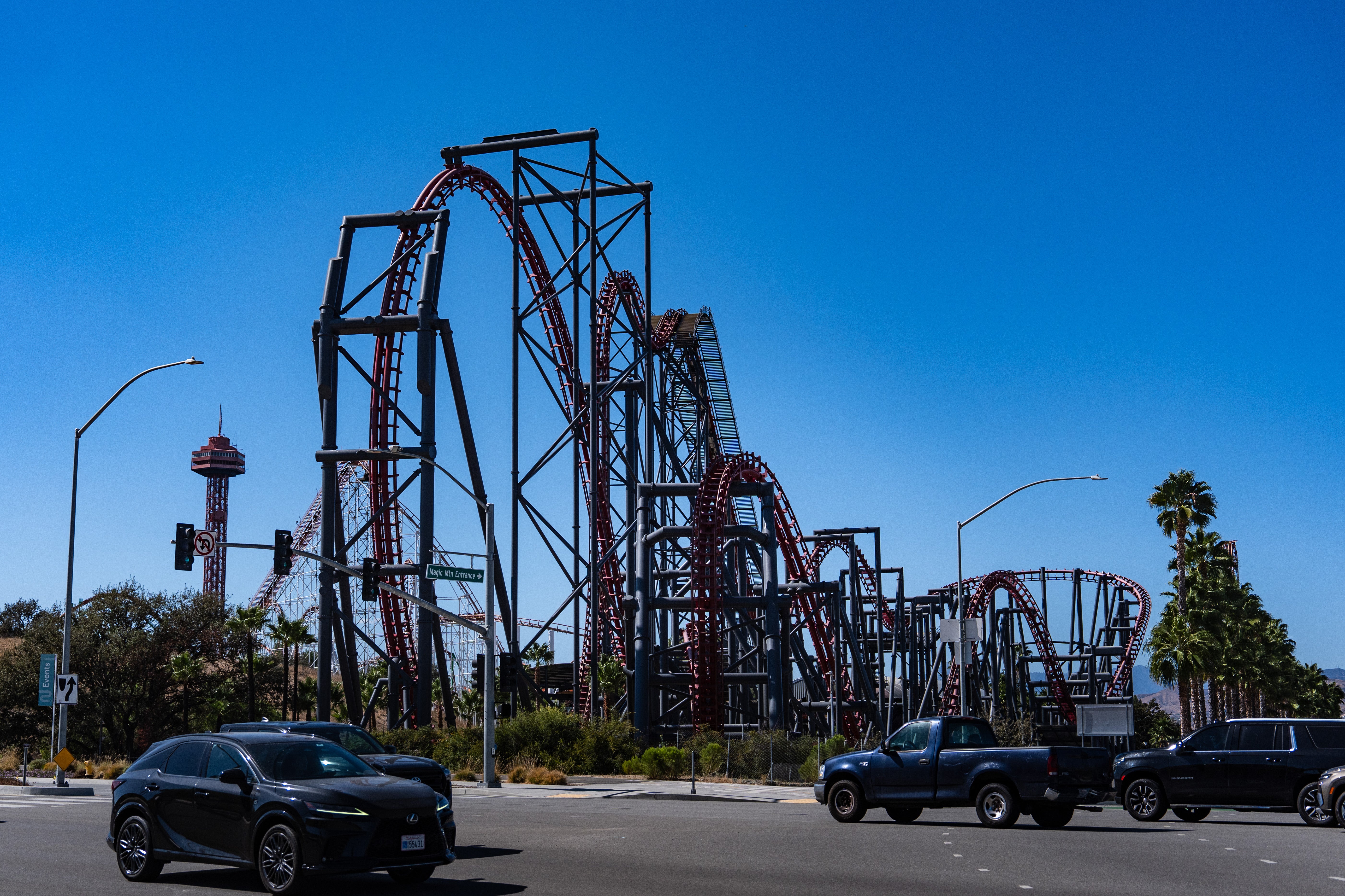 La montaña rusa X2, del parque Six Flags Magic Mountain en Valencia, California, cerró definitivamente tras las denuncias de presuntas lesiones cerebrales y dos muertes, según anunció el parque el martes