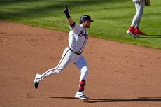 Jonrón de 3 carreras de Riley impulsa victoria 5-3 de Bravos en juego 1 de la serie de comodines