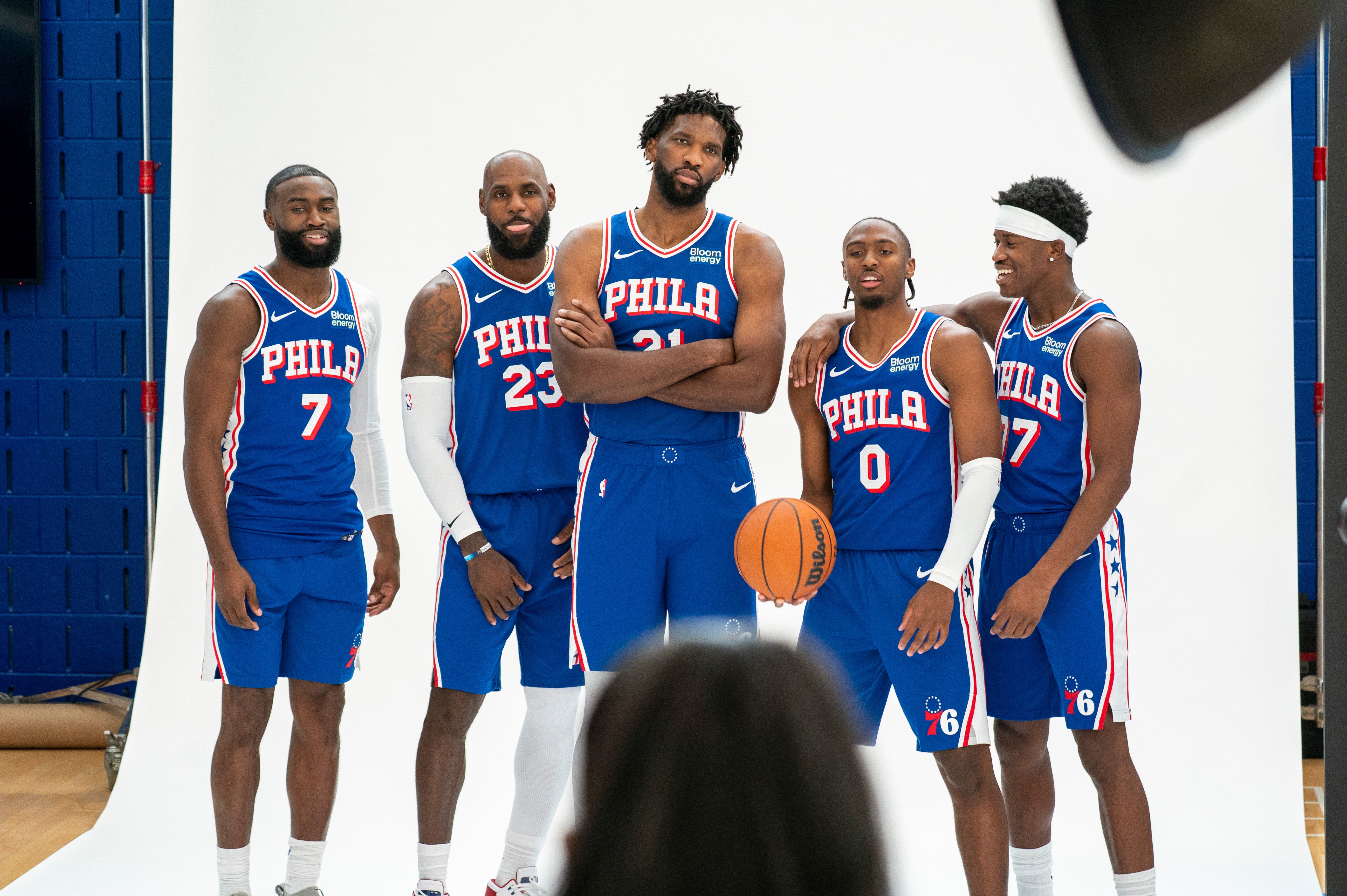 76ers intentan mantener la calma ante la atención extra de LeBron James al inicio de temporada