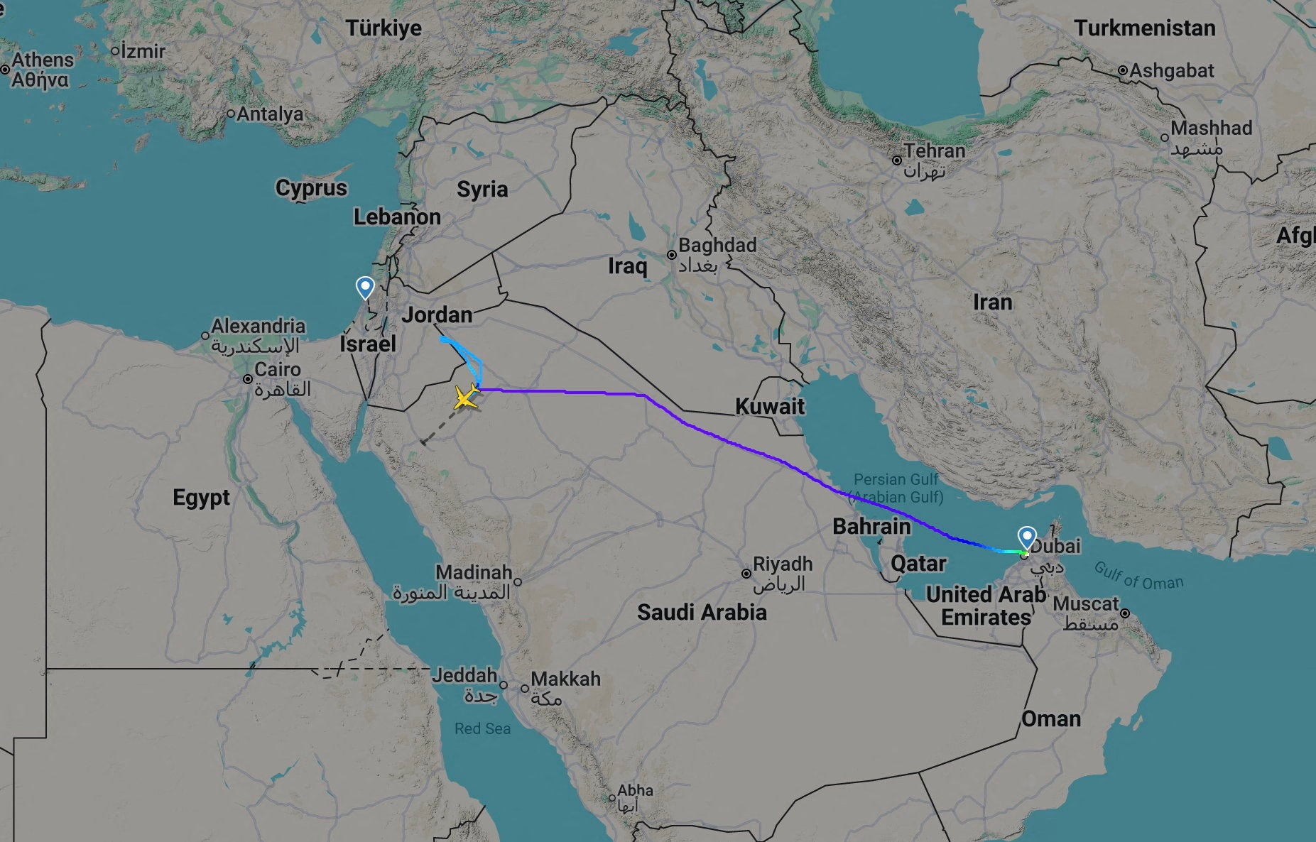 Este mapa de Flightradar24 muestra un vuelo de flydubai con destino a Israel que fue desviado a Arabia Saudita