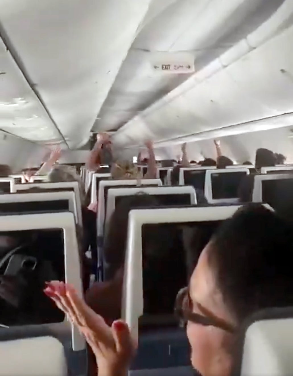 Los pasajeros de un vuelo de flydubai aplauden después de que el avión aterrizara a salvo en Arabia Saudita tras desviarse por un presunto intento de secuestro