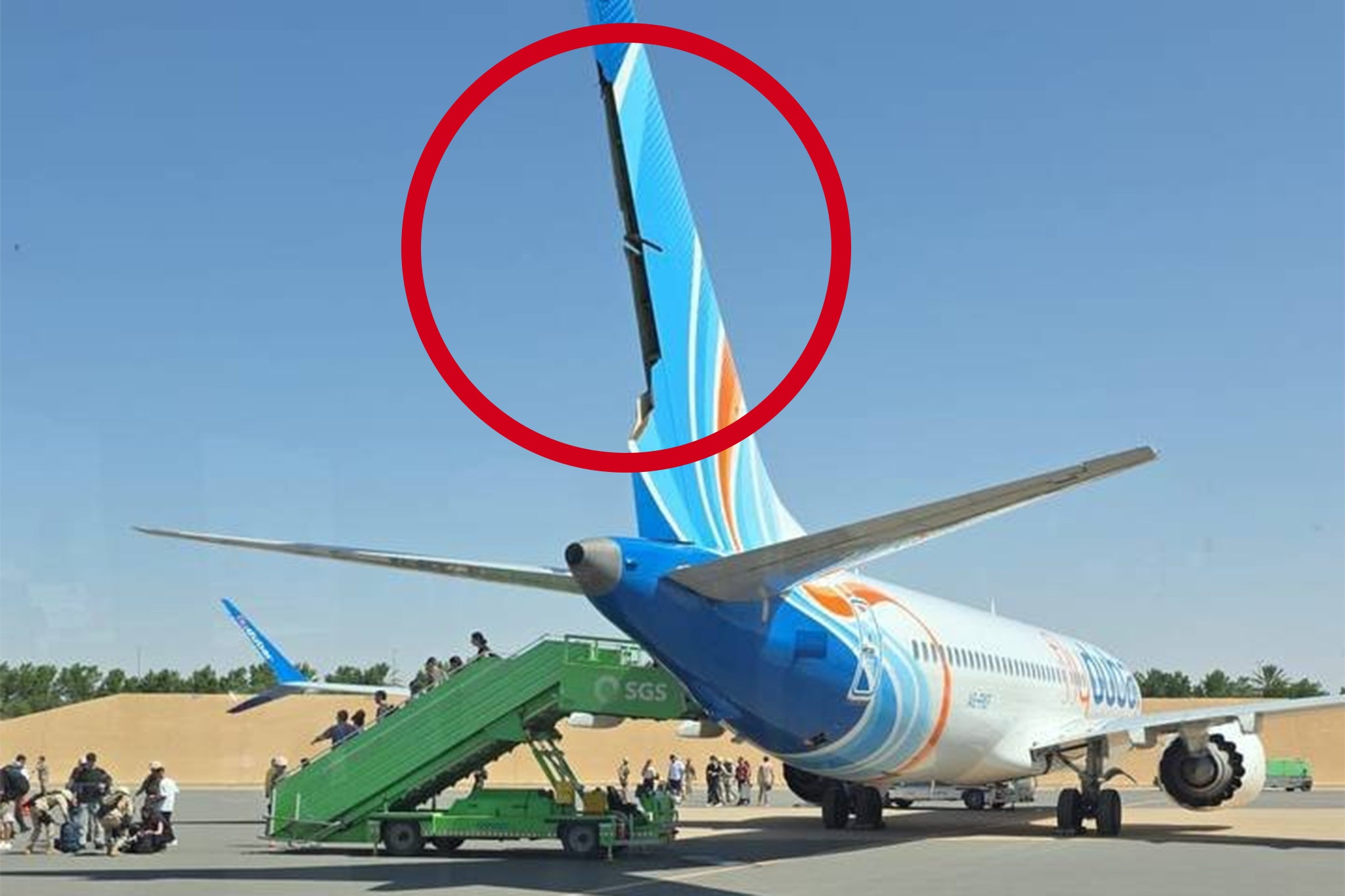 El Boeing 737 de flydubai, matrícula A6-FKF, en Arabia Saudita, sin el timón de dirección tras un presunto intento de secuestro